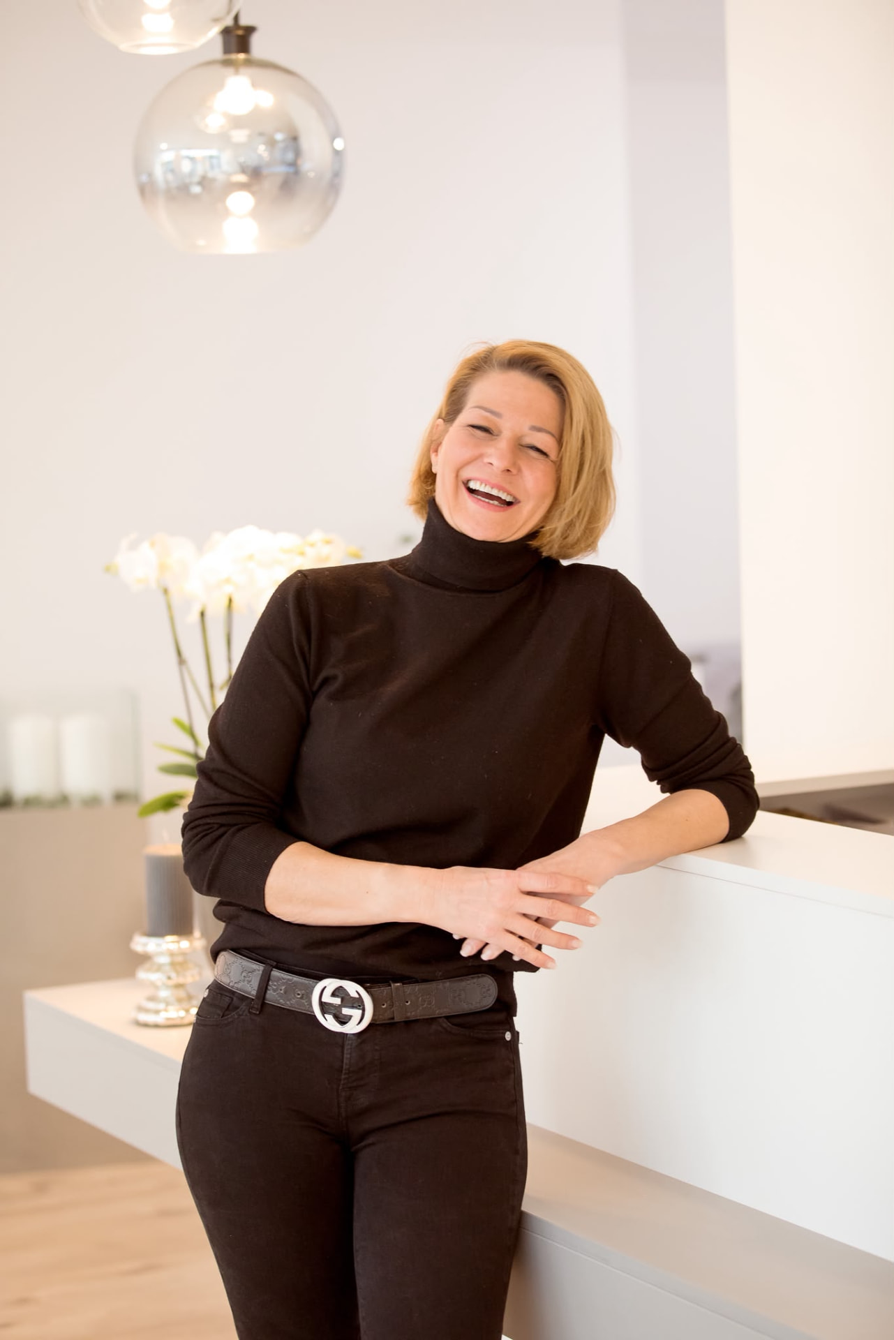 Julia Dittrich in ihrem Institut in Bad Homburg