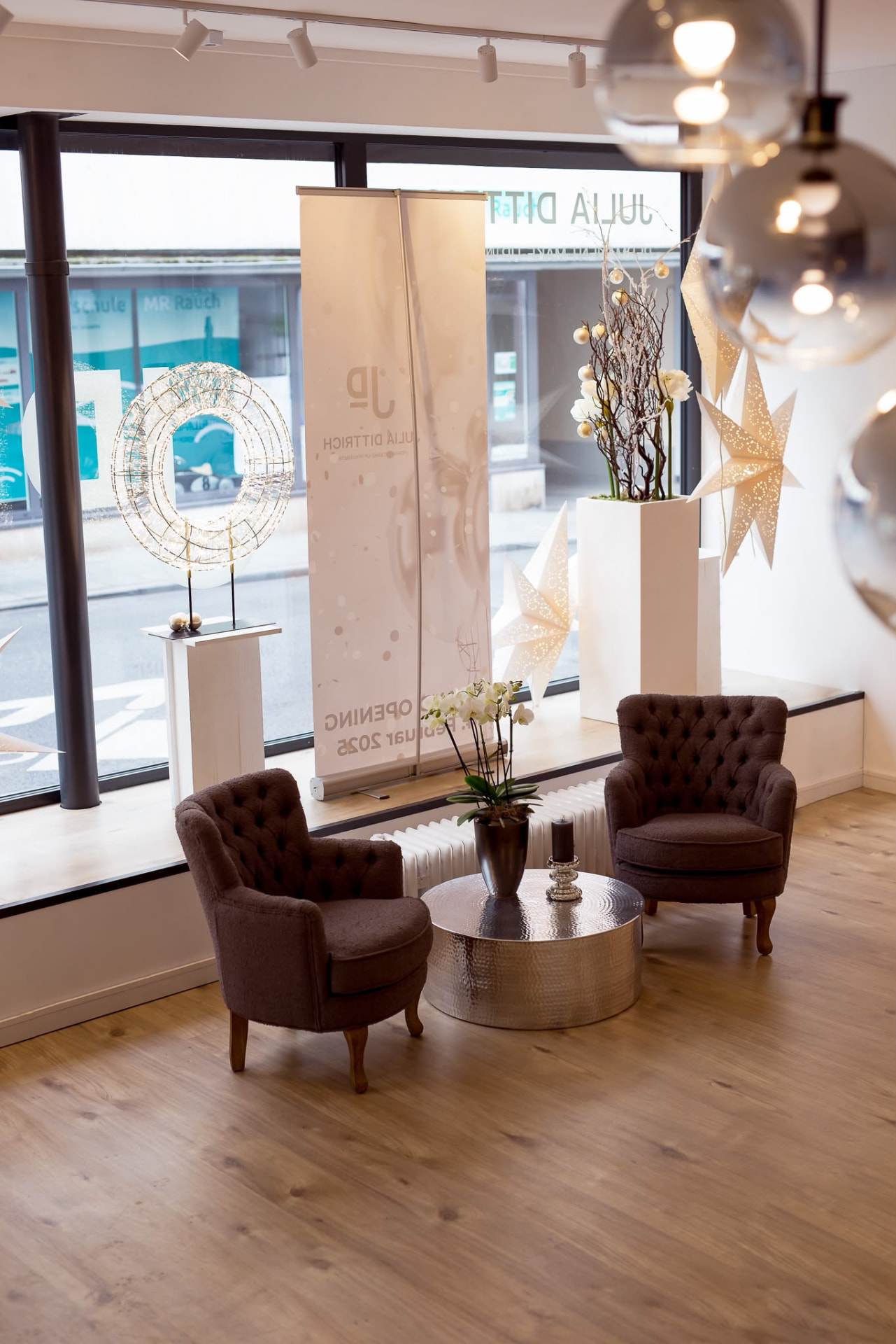 Heller Lounge- und Empfangsbereich im Institut von Julia Dittrich